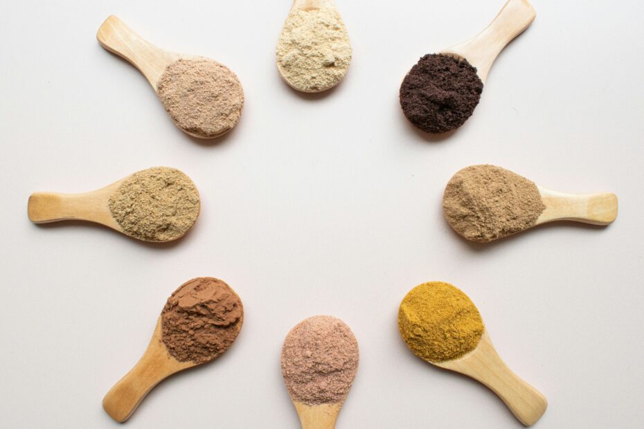 Super-aliments riches en antioxydants : matcha, grenade, chocolat noir et curcuma pour une alimentation saine et anti-inflammatoire